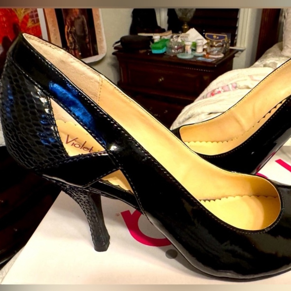 VIOLET & RED Angel Elegant open heel Black patent leather  Heels 👠 size 8 EUC